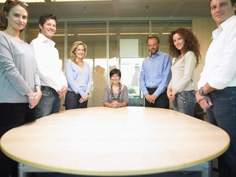 西方人,伙伴,朋友,商务人士,商务男性,商务女性,办公室,会议室,站,坐,笑,微笑,横图,室内,白天,正面,衬衫,友谊,合作,团队,天花板,桌子,欧洲,欧洲人,套装,开会,会议,办公桌,墙,许多人,注视,墙壁,墙面,观察,看,手放前,站着,一群人,战略,观看,察看,关注,商务装,工薪阶层,联合,合谋,配合,协作,男人,男性,年轻女性,女人,女性,中年男性,中年女性,白种人,白领,上班族,站立,坐着,半身,彩图,衬衣