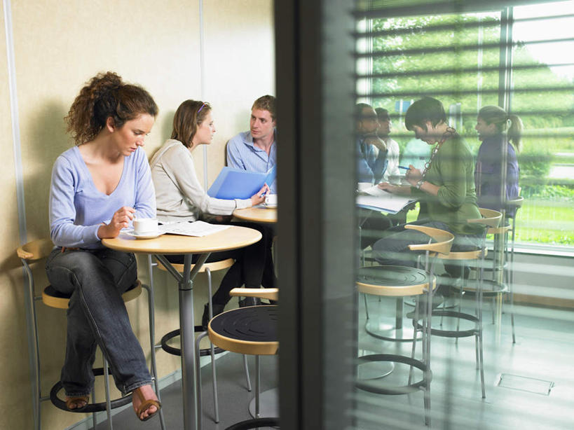 咖啡,西方人,伙伴,朋友,商务人士,商务男性,商务女性,坐,说,横图,室内,白天,正面,衬衫,讨论,友谊,幸福,合作,团队,植物,窗户,桌子,杯子,欧洲,欧洲人,一排,握,写字,套装,整齐,圆形,笔,材料,瓷器,档案,文件,纸,办公桌,办公用品,咖啡杯,陶瓷制品,许多人,拿,拿着,注视,娱乐,玻璃窗,文具,树,树木,饮料,排列,绿色,自然,手稿,学习用品,资料,观察,看,一群人,享受,休闲,温馨,放松,乐趣,战略,握着,生长,成长,观看,文具用品,证明,察看,提神,书写,舒适,队列,关注,文档,瓷杯,醒脑,商务装,工薪阶层,联合,合谋,软饮料,交流,配合,协作,男人,男性,年轻女性,女人,女性,中年男性,中年女性,白种人,白领,上班族,沟通,讲话,交谈,商讨,说话,谈话,坐着,彩图,全身,衬衣