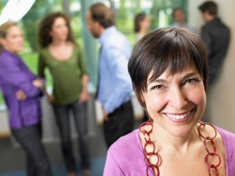 西方人,脸,头,脸颊,伙伴,朋友,商务人士,商务女性,办公室,站,笑,说,双手交叉,微笑,横图,室内,特写,白天,正面,讨论,友谊,合作,团队,植物,窗户,项链,欧洲,欧洲人,套装,朦胧,模糊,墙,许多人,注视,肩膀,玻璃窗,墙壁,墙面,装饰品,树,树木,绿色,自然,饰品,首饰,观察,看,站着,一群人,战略,生长,成长,观看,察看,双手抱胸,双手插袋,关注,商务装,手插袋,工薪阶层,双手抄兜,双手放兜,联合,合谋,交流,配合,协作,男人,男性,年轻女性,女人,女性,中年男性,中年女性,白种人,头部,脸部,脸蛋,面部,白领,上班族,插兜,沟通,讲话,交谈,两手抄兜,两手放兜,商讨,手插兜,手放口袋,说话,谈话,站立,半身,彩图,手抄兜