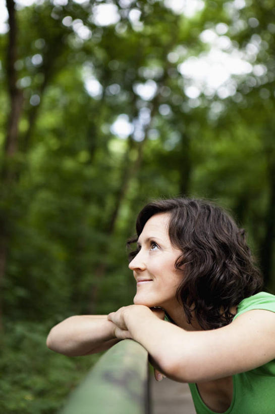 西方人,一个人,坐,笑,微笑,竖图,室外,白天,侧面,T恤衫,植物,叶子,椅子,欧洲,欧洲人,仅一个女性,仅一个人,阴影,服装,朦胧,模糊,光线,影子,长椅,木椅,棕色,绿叶,T恤,注视,休闲装,树,树木,衣服,绿色,阳光,自然,观察,看,趴着,仅一个中年女性,休闲,休闲服,嫩叶,服饰,茂盛,生长,成长,观看,繁茂,察看,关注,兴旺,昌盛,昌隆,畅旺,发达,蕃芜,繁盛,富强,隆盛,蓬勃,旺盛,兴隆,兴盛,郁勃,女人,女性,中年女性,白种人,卷发,叶,叶片,趴,坐着,半身,彩图