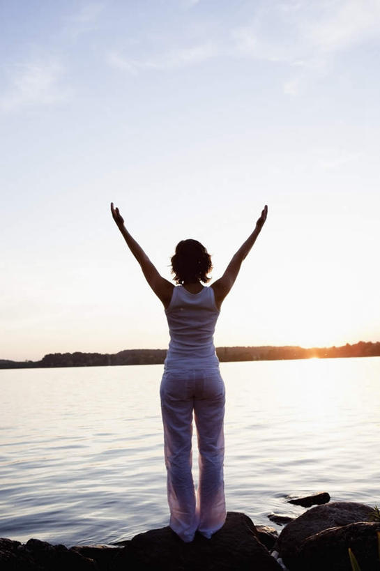 西方人,一个人,站,伸展双臂,竖图,室外,白天,锻炼,瑜伽,运动,湖,湖泊,礁石,石头,水,欧洲,欧洲人,仅一个女性,仅一个人,阴影,波纹,服装,光线,背心,石子,影子,湖面,水流,水面,云,云朵,涟漪,背光,云彩,背面,衣服,蓝色,白云,蓝天,水纹,天空,阳光,波浪,湖水,天,站着,仅一个中年女性,养生,服饰,晴朗,波光粼粼,衣着,穿着,逆光,水晕,衣饰,体育,女人,女性,中年女性,白种人,礁,石块,岩石,晴空,敞开双臂,伸开双臂,展开双肩,站立,张开手臂,张开双臂,彩图,全身,健身