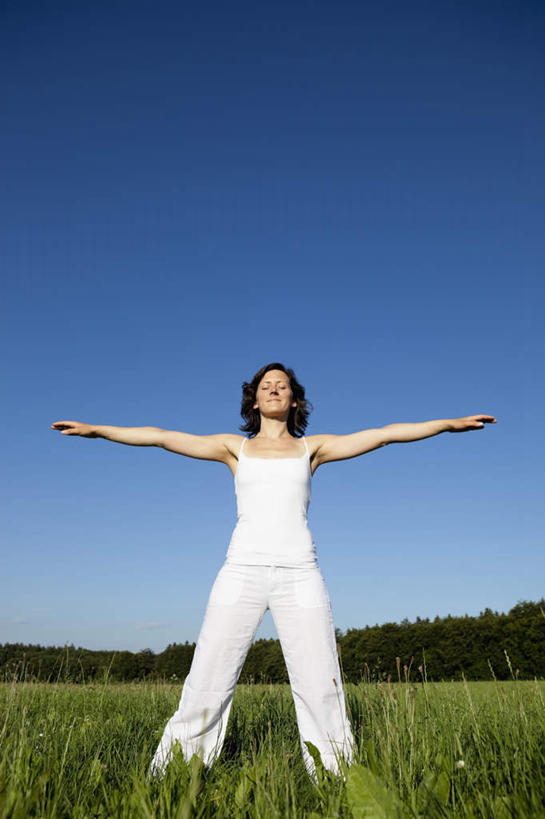 西方人,一个人,站,闭眼,伸展双臂,竖图,室外,白天,仰视,锻炼,瑜伽,运动,草地,草坪,植物,欧洲,欧洲人,仅一个女性,仅一个人,伸展,阴影,服装,光线,背心,影子,草,树,树木,衣服,蓝色,绿色,白色,蓝天,天空,阳光,自然,天,站着,仅一个中年女性,伸直,养生,服饰,生长,晴朗,成长,衣着,穿着,万里无云,衣饰,体育,女人,女性,中年女性,白种人,晴空,晴空万里,闭眼睛,闭着眼,闭着眼睛,敞开双臂,伸开双臂,展开双肩,站立,张开手臂,张开双臂,彩图,低角度拍摄,全身,健身