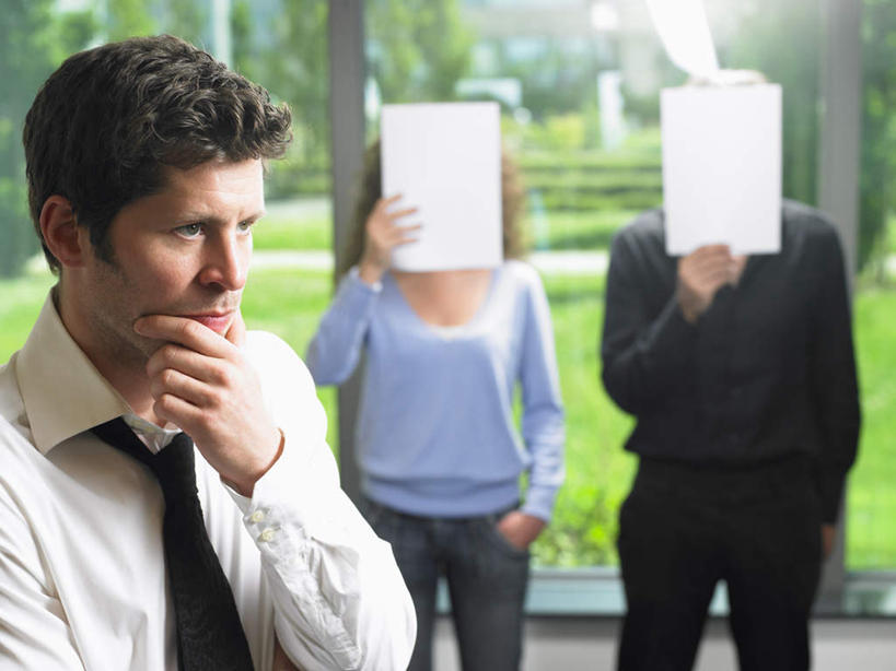 西方人,三个人,伙伴,朋友,商务人士,商务男性,商务女性,办公室,站,横图,室内,白天,正面,衬衫,友谊,合作,团队,植物,窗户,欧洲,欧洲人,撑,握,套装,朦胧,模糊,材料,档案,文件,纸,领带,拿,拿着,托腮,注视,玻璃窗,树,树木,绿色,自然,手稿,资料,观察,看,托,站着,思考,战略,握着,生长,成长,观看,证明,察看,象征,庄重,关注,托下巴,文档,商务装,身份,手插袋,单手插袋,工薪阶层,单手抄兜,单手放兜,联合,合谋,正式,地位,思虑,配合,协作,男人,男性,年轻女性,女人,女性,中年男性,白种人,白领,上班族,插兜,手插兜,手放口袋,站立,半身,彩图,衬衣,手抄兜