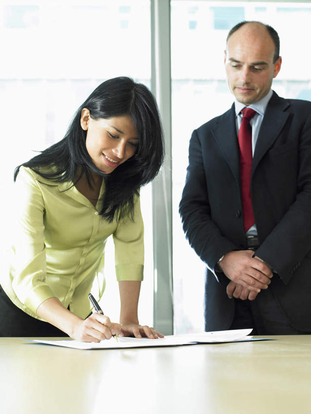 西方人,两个人,伙伴,朋友,商务人士,商务男性,商务女性,站,笑,微笑,竖图,室内,白天,正面,衬衫,友谊,合作,团队,窗户,桌面,桌子,欧洲,欧洲人,弯腰,握,写字,套装,笔,材料,档案,文件,纸,办公桌,办公用品,领带,拿,拿着,注视,水笔,玻璃窗,文具,红色,手稿,学习用品,资料,观察,看,手放前,站着,战略,握着,观看,文具用品,证明,察看,书写,象征,庄重,关注,文档,商务装,身份,工薪阶层,弯身,联合,合谋,正式,地位,配合,协作,男人,男性,年轻女性,女人,女性,中年男性,白种人,白领,上班族,站立,半身,彩图,衬衣