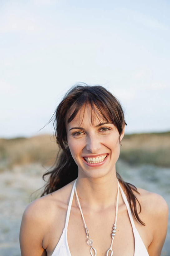 西方人,一个人,站,笑,微笑,露齿笑,竖图,室外,白天,正面,泳装,比基尼,海浪,海洋,沙滩,项链,欧洲,欧洲人,仅一个年轻女性,仅一个女性,仅一个人,阴影,光线,沙子,影子,海岸,浪花,云,云朵,棕色,沙地,云彩,注视,装饰品,蓝色,白色,白云,蓝天,天空,阳光,海水,饰品,首饰,天,观察,看,站着,晴朗,观看,察看,关注,海景,年轻女性,女人,女性,白种人,长发,卷发,大海,风浪,海,海水的波动,海滩,近岸浪,涌浪,晴空,站立,半身,彩图,三点式,泳衣