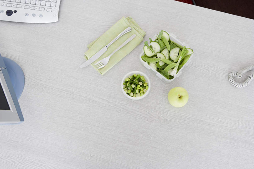无人,办公室,横图,俯视,室内,特写,白天,显示器,键盘,植物,桌面,桌子,苹果,蔬菜,餐具,水果,切碎,新鲜,叉子,刀叉,刀子,屏幕,陶瓷,办公桌,豆类,豆子,豌豆,生食,蔬菜沙拉,沙拉,食品,果实,陶瓷制品,输入设备,通讯设备,色拉,显示屏,沙律,荷兰豆,食物,绿色,保鲜盒,餐巾,容器,碗,有机食品,绿色食品,色拉酱,储藏,储存,餐刀,千岛酱,通信设备,雪豆,输出设备,餐叉,豆科,寒豆,毕豆,麻累,国豆,小寒豆,麦豌豆,保洁方巾,口布,进餐用具,彩图,高角度拍摄,贮存