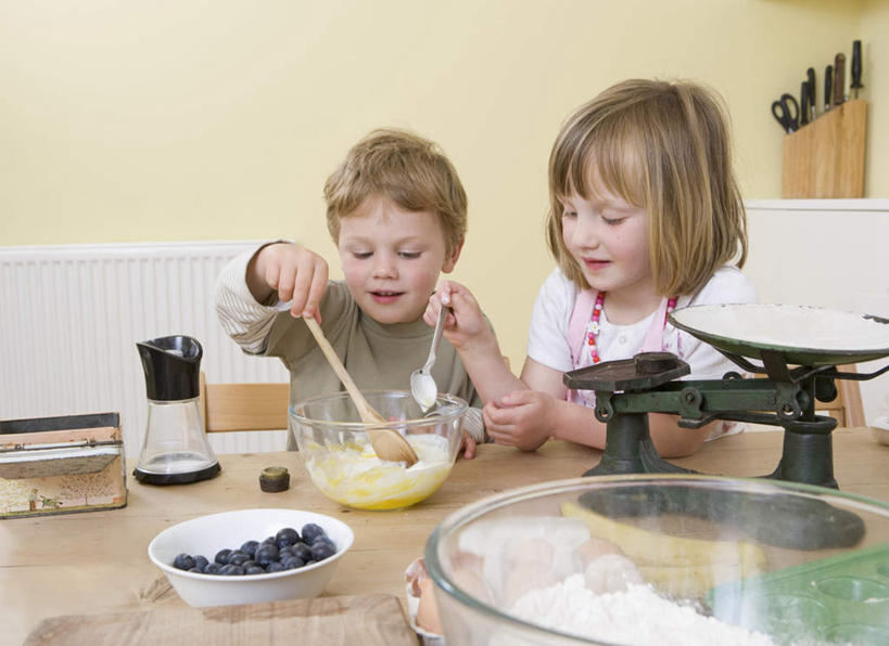 西方人,儿童,两个人,家庭,兄弟,姐妹,坐,笑,微笑,横图,室内,白天,正面,纯洁,实验,仪器,餐桌,厨房,桌子,浆果,蓝莓,香蕉,水果,椅子,玻璃,欧洲,欧洲人,握,制作,服装,新鲜,研究,分析,化学,测试,壶,勺子,木椅,墙,生食,食品,果实,咖啡壶,拿,拿着,注视,休闲装,墙壁,墙面,玻璃制品,食物,小孩,衣服,容器,调羹,汤匙,碗,观察,搅拌,看,休闲,温暖,温馨,一家人,休闲服,可爱,平衡,童年,童趣,握着,服饰,有机食品,绿色食品,餐台,模具,观看,储藏,和睦,察看,衡量,储存,关注,计量,童真,烂漫,无邪,试验耗材,实验用品,托盘天平,天真,男孩,男人,男性,女孩,女人,女性,白种人,秤,天平称,天平秤,山都柿,蓝浆果,蓝靛果,甘蕉,坐着,半身,彩图,灶间,融洽,贮存,男生,女生