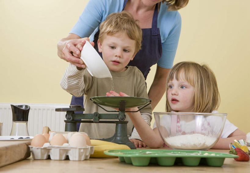 西方人,儿童,中年人,三个人,家庭,母亲,女儿,儿子,站,坐,横图,室内,白天,正面,纯洁,实验,仪器,餐桌,厨房,桌子,香蕉,水果,椅子,玻璃,欧洲,欧洲人,倒,握,制作,服装,新鲜,研究,分析,化学,测试,围裙,勺子,木椅,墙,蛋,鸡蛋,生食,食品,果实,拿,拿着,注视,休闲装,墙壁,墙面,玻璃制品,食物,小孩,衣服,容器,调羹,汤匙,碗,观察,看,站着,休闲,温暖,温馨,母女,母子,一家人,休闲服,可爱,母爱,平衡,童年,童趣,握着,服饰,有机食品,绿色食品,餐台,模具,观看,储藏,和睦,察看,衡量,储存,关注,计量,童真,烂漫,无邪,试验耗材,实验用品,卵,托盘天平,天真,男孩,男人,男性,女孩,女人,女性,中年女性,白种人,孩子,秤,天平称,天平秤,甘蕉,站立,坐着,半身,彩图,灶间,融洽,贮存,男生,女生