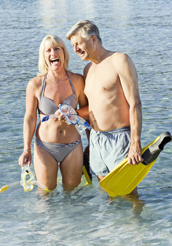 游泳,西方人,中年人,两个人,家庭,夫妻,站,笑,微笑,露齿笑,竖图,室外,白天,正面,泳装,比基尼,爱情,锻炼,运动,海浪,海洋,欧洲,欧洲人,握,阴影,短裤,裤子,光线,潜水镜,影子,泳镜,浪花,浪漫,拿,拎,拿着,注视,阳光,海水,观察,看,站着,温暖,温馨,一家人,蛙鞋,恩爱,握着,沙滩裤,恋人,潜水,观看,脚蹼,呼吸管,和睦,察看,关注,潜水装备,海景,面镜,浮潜,潜水运动,体育,男人,男性,女人,女性,中年男性,中年女性,白种人,夫妇,情侣,大海,风浪,海,海水的波动,近岸浪,涌浪,站立,半身,彩图,三点式,泳衣,健身,伴侣,融洽,拎着