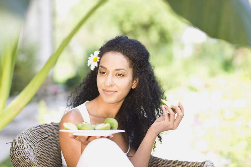 西方人,一个人,坐,捧,笑,微笑,横图,室外,白天,正面,裙子,快乐,幸福,草地,草坪,植物,苹果,餐具,水果,椅子,欧洲,非洲,黑人,欧洲人,仅一个年轻女性,仅一个女性,仅一个人,切开,切片,阴影,连衣裙,朦胧,模糊,新鲜,盛开,光线,碟子,盘,影子,生食,食品,果实,玛格丽特,花蕾,注视,草,雏菊,花,花瓣,花朵,鲜花,食物,红色,绿色,白色,黑色,阳光,盘子,碟,花苞,花蕊,观察,看,切,菊花,活力,有机食品,绿色食品,观看,希望,察看,坚强,关注,和平,剖面,切面,离别,延命菊,幸福花,春菊,马兰头花,暗恋,纯情,单恋,天真,年轻女性,女人,女性,非洲人,长发,卷发,屈膝,端,端着,捧着,手捧,坐着,半身,彩图,愉快