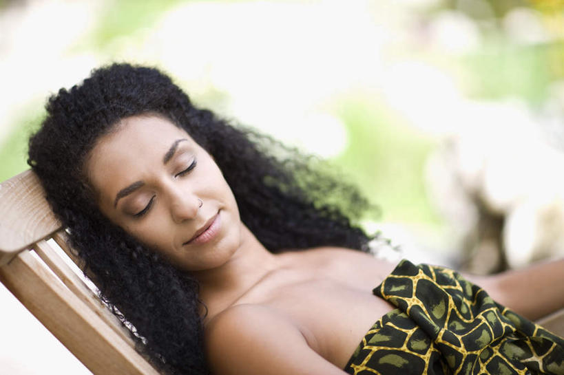 西方人,一个人,躺,闭眼,笑,睡,微笑,横图,室外,白天,侧面,裙子,草地,草坪,植物,椅子,欧洲,非洲,黑人,欧洲人,仅一个年轻女性,仅一个女性,仅一个人,阴影,花纹,连衣裙,朦胧,模糊,光线,图案,影子,木椅,躺椅,草,绿色,黑色,阳光,抹胸,靠,靠着,抹胸裙,卧着,年轻女性,女人,女性,非洲人,长发,卷发,闭眼睛,闭着眼,闭着眼睛,困,困觉,寝息,睡觉,躺着,卧,半身,彩图