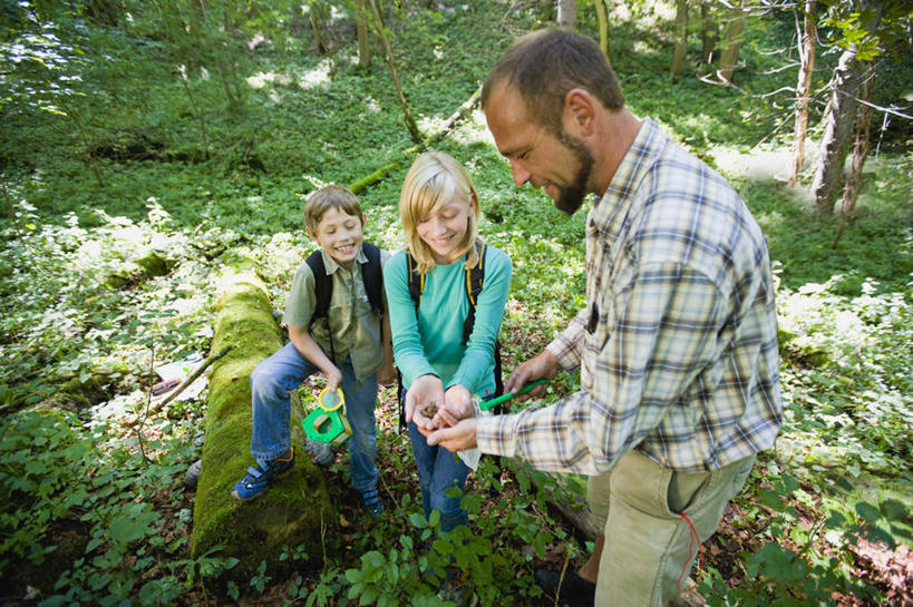 西方人,儿童,三个人,伙伴,朋友,教师,站,捧,笑,微笑,露齿笑,横图,俯视,室外,白天,衬衫,旅游,探险,友谊,草地,草坪,植物,青蛙,野生动物,欧洲,欧洲人,阴影,服装,光线,包,方格,格子,影子,旅行包,注视,休闲装,刺激,草,树,树木,一只,小孩,衣服,绿色,阳光,自然,动物,背包,观察,看,站着,享受,休闲,同学,休闲服,可爱,服饰,活泼,生长,成长,观看,察看,校友,关注,惊险,户外运动,考察,同窗,学友,旅游包,冒险,友情,男孩,男人,男性,女孩,女人,女性,中年男性,白种人,讲师,教授,老师,端,端着,捧着,手捧,站立,半身,彩图,高角度拍摄,衬衣,双肩包,男生,女生
