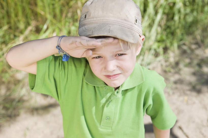 西方人,儿童,一个人,站,横图,俯视,室外,白天,T恤衫,纯洁,草地,草坪,植物,帽子,欧洲,欧洲人,仅一个男性,仅一个人,阴影,服装,朦胧,模糊,光线,影子,T恤,注视,休闲装,运动帽,装饰品,草,小孩,衣服,绿色,阳光,饰品,手链,首饰,观察,看,站着,仅一个小孩,休闲,休闲服,鸭舌帽,可爱,童年,童趣,抬手,服饰,手镯,观看,察看,敬礼,关注,镯子,童真,烂漫,无邪,天真,男孩,男人,男性,白种人,孩子,站立,半身,彩图,高角度拍摄,男生