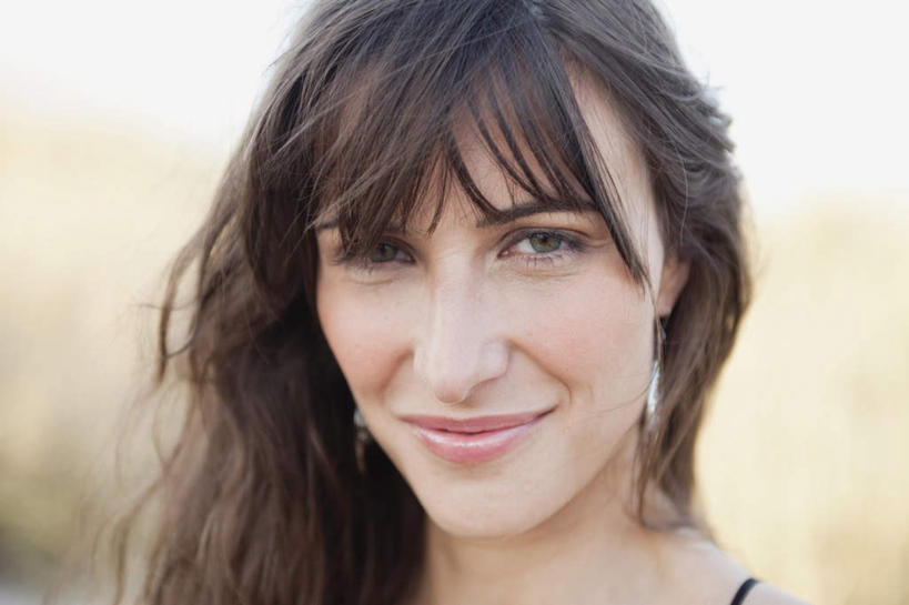 西方人,脸,头,脸颊,一个人,站,笑,微笑,横图,室外,特写,白天,正面,草地,草坪,植物,欧洲,欧洲人,仅一个年轻女性,仅一个女性,仅一个人,阴影,朦胧,模糊,光线,影子,棕色,注视,装饰品,草,绿色,阳光,耳环,饰品,首饰,观察,看,站着,观看,察看,关注,耳饰,年轻女性,女人,女性,白种人,头部,长发,卷发,脸部,脸蛋,面部,站立,半身,彩图