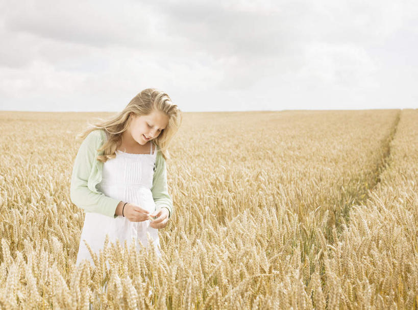 西方人,儿童,一个人,农田,站,笑,微笑,横图,室外,白天,正面,纯洁,庄稼,农作物,欧洲,欧洲人,仅一个女性,仅一个人,阴影,服装,光线,影子,地平线,云,云朵,辽阔,地面,麦田,云彩,注视,休闲装,小孩,衣服,白云,天空,阳光,天,观察,看,站着,仅一个小孩,休闲,广阔,休闲服,金色,可爱,童年,童趣,服饰,观看,一望无际,察看,关注,延伸,童真,烂漫,无邪,天地相交,无边无际,一马平川,天真,女孩,女人,女性,白种人,孩子,长发,卷发,站立,半身,彩图,耕地,庄稼田,女生