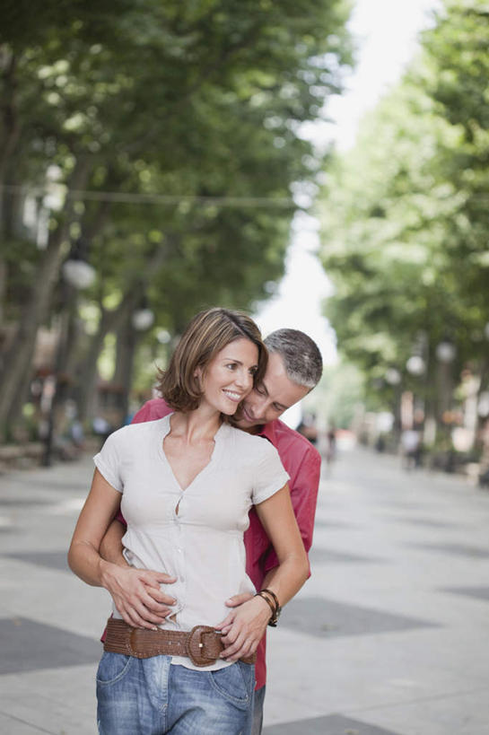 西方人,中年人,两个人,家庭,夫妻,公园,站,抱,笑,微笑,露齿笑,竖图,室外,白天,正面,T恤衫,爱情,树林,植物,欧洲,欧洲人,阴影,服装,裤子,朦胧,模糊,光线,影子,浪漫,T恤,注视,牛仔裤,休闲装,树,树木,衣服,绿色,阳光,自然,观察,看,站着,休闲,温暖,温馨,一家人,休闲服,恩爱,恋人,服饰,生长,成长,抱着,观看,和睦,察看,搂着,关注,男人,男性,女人,女性,中年男性,中年女性,白种人,夫妇,情侣,搂,搂抱,站立,半身,彩图,伴侣,融洽