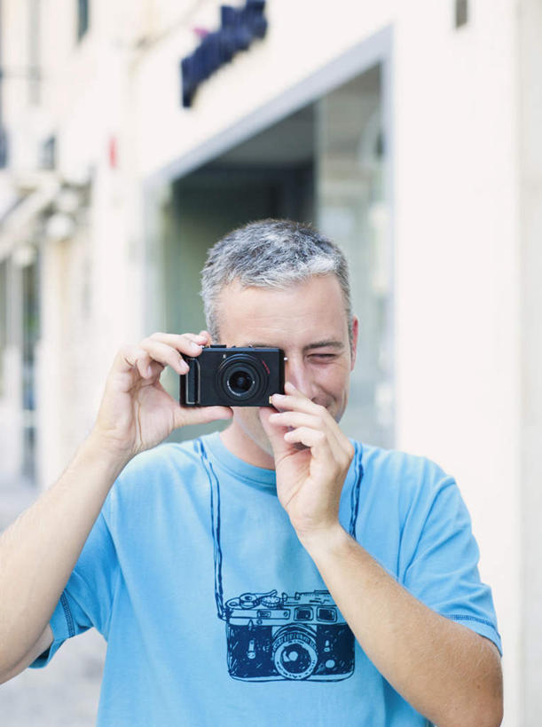 西方人,一个人,家,站,笑,微笑,竖图,室外,白天,正面,T恤衫,窗户,相机,欧洲,欧洲人,仅一个男性,仅一个人,仅一个中年男性,握,阴影,服装,光线,影子,房屋,屋子,拿,T恤,拿着,注视,休闲装,楼房,玻璃窗,住宅,拍照,衣服,蓝色,阳光,数码相机,观察,看,站着,休闲,休闲服,握着,摄影,服饰,观看,察看,关注,男人,男性,中年男性,白种人,照相机,站立,半身,彩图,照相,房子