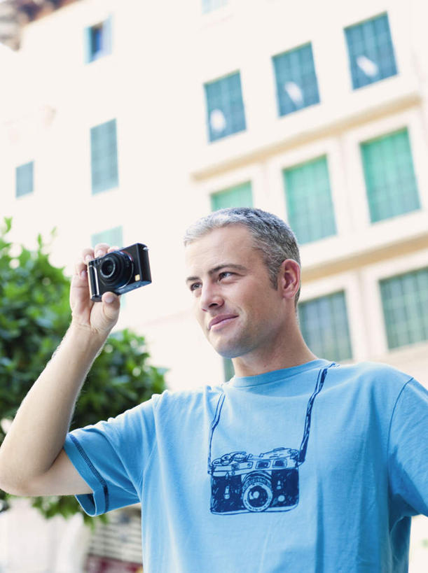 西方人,一个人,家,站,笑,微笑,竖图,室外,白天,仰视,T恤衫,植物,窗户,相机,欧洲,欧洲人,仅一个男性,仅一个人,仅一个中年男性,握,阴影,服装,光线,影子,房屋,屋子,拿,T恤,拿着,注视,休闲装,楼房,玻璃窗,住宅,树,树木,拍照,衣服,蓝色,绿色,阳光,自然,数码相机,观察,看,站着,休闲,休闲服,握着,摄影,服饰,生长,成长,观看,察看,关注,男人,男性,中年男性,白种人,照相机,站立,半身,彩图,低角度拍摄,照相,房子