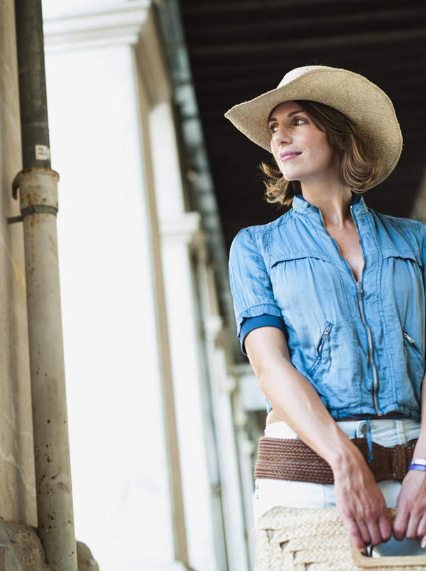 西方人,一个人,站,笑,微笑,竖图,室外,白天,仰视,衬衫,窗户,天花板,帽子,欧洲,欧洲人,仅一个女性,仅一个人,握,墙,拿,拿着,扭头,注视,腰带,玻璃窗,墙壁,墙面,蓝色,遮阳帽,观察,看,站着,转头,仅一个中年女性,握着,皮夹子,钱包,观看,皮带,察看,零钱包,皮夹,关注,配饰,裤带,女人,女性,中年女性,白种人,站立,半身,彩图,低角度拍摄,衬衣