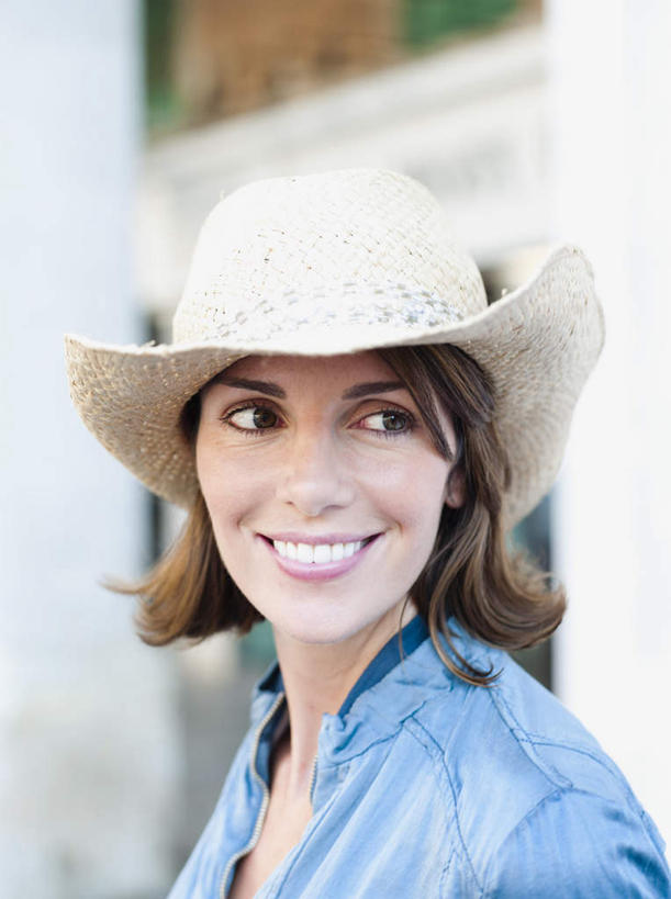 西方人,脸,头,脸颊,一个人,站,笑,微笑,露齿笑,竖图,室外,特写,白天,正面,衬衫,帽子,欧洲,欧洲人,仅一个女性,仅一个人,阴影,朦胧,模糊,光线,影子,墙,棕色,注视,肩膀,墙壁,墙面,蓝色,阳光,观察,看,站着,仅一个中年女性,牛仔帽,观看,察看,关注,女人,女性,中年女性,白种人,头部,卷发,脸部,脸蛋,面部,站立,半身,彩图,衬衣