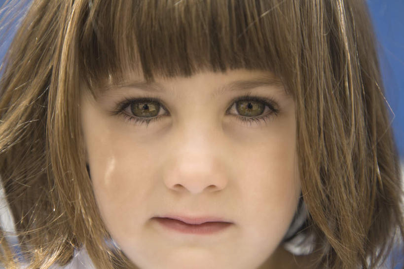 西方人,儿童,脸,头,脸颊,一个人,站,哭,横图,室外,特写,白天,正面,纯洁,欧洲,欧洲人,仅一个女性,仅一个人,蓝色背景,服装,棕色,注视,休闲装,小孩,衣服,观察,看,站着,仅一个小孩,休闲,休闲服,可爱,童年,童趣,眼泪,摄影,服饰,影棚,观看,察看,泪水,关注,童真,烂漫,无邪,天真,女孩,女人,女性,白种人,孩子,头部,长发,直发,脸部,脸蛋,面部,站立,半身,彩图,影棚拍摄,哭泣,哭啼,拍摄,女生