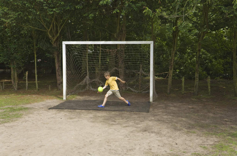 西方人,儿童,一个人,运动员,足球场,横图,室外,白天,正面,运动服,纯洁,足球,草地,草坪,树林,植物,欧洲,欧洲人,仅一个男性,仅一个人,运球,服装,球门,球场,足球装备,运动器械,草,树,树木,一个,小孩,衣服,黄色,绿色,自然,仅一个小孩,健身器械,可爱,童年,童趣,服饰,生长,单个,成长,张开双腿,衣着,穿着,健身器材,绿茵场,童真,烂漫,无邪,蹴鞠,衣饰,展开双腿,天真,足球运动,男孩,男人,男性,白种人,孩子,体育运动员,运动选手,彩图,全身,足球比赛场地,运动器材,男生,伸展双腿,运动装