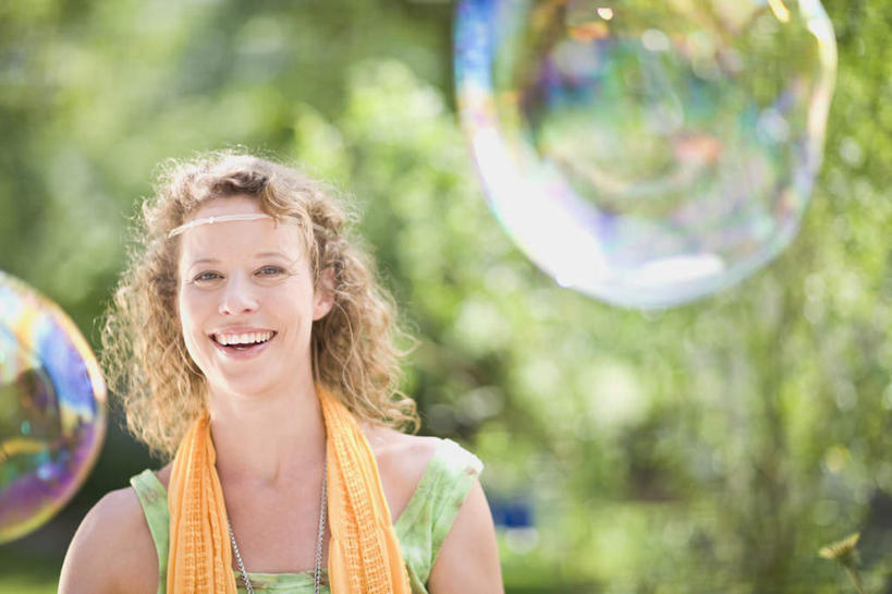 西方人,一个人,站,笑,微笑,露齿笑,横图,彩色,室外,白天,正面,树林,植物,欧洲,欧洲人,仅一个女性,仅一个人,阴影,服装,朦胧,模糊,漂浮,装饰,光线,背心,肥皂泡,丝巾,影子,注视,树,树木,衣服,黄色,绿色,阳光,自然,观察,看,站着,仅一个中年女性,金色,服饰,生长,成长,观看,华丽,点缀,察看,衣着,穿着,关注,衬托,美观,雅致,雅观,五彩斑斓,衣饰,女人,女性,中年女性,白种人,长发,卷发,站立,半身,彩图