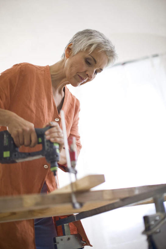 西方人,一个人,木匠,站,竖图,室内,白天,仰视,装修,桌面,欧洲,欧洲人,仅一个女性,仅一个人,握,服装,木材,墙,拿,拿着,注视,休闲装,装潢,墙壁,墙面,木柴,衣服,观察,看,站着,仅一个中年女性,休闲,休闲服,橙色,握着,服饰,木料,观看,电钻,察看,关注,工作台,手电钻,电动工具,女人,女性,中年女性,白种人,木工,站立,半身,彩图,低角度拍摄