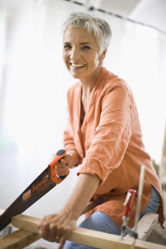 西方人,一个人,木匠,站,笑,微笑,竖图,室内,白天,正面,装修,桌面,欧洲,欧洲人,仅一个女性,仅一个人,握,服装,工具,木材,墙,拿,拿着,注视,休闲装,装潢,墙壁,墙面,木柴,衣服,观察,看,站着,仅一个中年女性,休闲,休闲服,橙色,握着,服饰,木料,观看,锯子,察看,切割,关注,锯,工作台,女人,女性,中年女性,白种人,木工,站立,半身,彩图,割