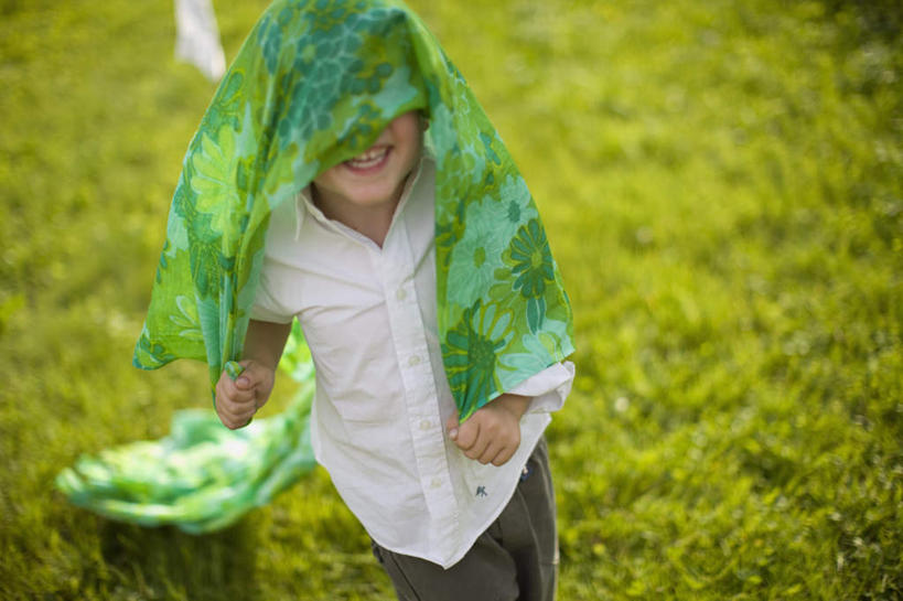 西方人,儿童,一个人,站,笑,微笑,露齿笑,横图,俯视,室外,白天,衬衫,纯洁,草地,草坪,植物,欧洲,欧洲人,仅一个男性,仅一个人,阴影,花纹,朦胧,模糊,装饰,光线,丝巾,图案,影子,草,小孩,绿色,白色,阳光,站着,仅一个小孩,可爱,童年,童趣,遮,遮掩,华丽,点缀,掩盖,遮挡,盖着,童真,烂漫,无邪,遮盖,衬托,美观,雅致,雅观,掩饰,天真,男孩,男人,男性,白种人,孩子,站立,半身,彩图,高角度拍摄,衬衣,男生