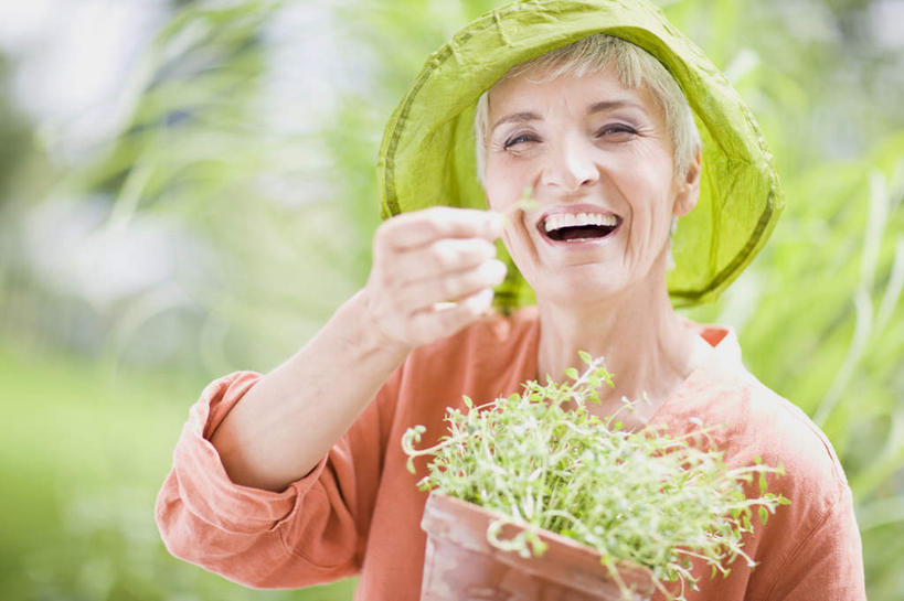 西方人,脸,头,脸颊,一个人,站,笑,微笑,露齿笑,横图,室外,特写,白天,正面,草地,草坪,植物,帽子,欧洲,欧洲人,仅一个女性,仅一个人,握,阴影,服装,朦胧,模糊,光线,盆栽,影子,盆景,拿,拿着,注视,休闲装,肩膀,草,树,树木,衣服,绿色,阳光,自然,遮阳帽,观察,看,站着,仅一个中年女性,休闲,休闲服,橙色,握着,服饰,生长,成长,观看,察看,关注,女人,女性,中年女性,白种人,头部,脸部,脸蛋,面部,站立,半身,彩图