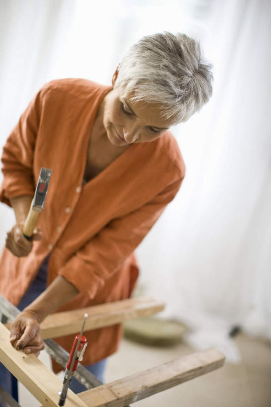 西方人,一个人,木匠,站,笑,微笑,露齿笑,竖图,室内,白天,正面,窗帘,装修,桌面,欧洲,欧洲人,仅一个女性,仅一个人,敲打,握,写字,服装,装饰,锤子,工具,榔头,木材,墙,拿,拿着,注视,休闲装,装潢,标记,墙壁,墙面,木柴,衣服,帘子,观察,看,站着,仅一个中年女性,休闲,休闲服,橙色,遮阳,握着,服饰,木料,观看,华丽,修饰,点缀,五金,察看,变形,紧固,关注,矫正,塑形,工作台,牢固,衬托,美观,雅致,雅观,女人,女性,中年女性,白种人,木工,站立,半身,彩图