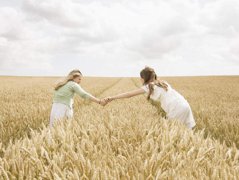 西方人,儿童,两个人,家庭,姐妹,农田,站,握手,横图,室外,白天,裙子,纯洁,庄稼,农作物,欧洲,欧洲人,弯腰,阴影,连衣裙,服装,光线,影子,地平线,云,云朵,辽阔,地面,麦田,云彩,休闲装,小孩,背面,衣服,蓝色,白云,蓝天,天空,阳光,天,站着,休闲,广阔,温暖,温馨,一家人,休闲服,金色,可爱,童年,童趣,服饰,晴朗,一望无际,和睦,延伸,童真,烂漫,无邪,天地相交,弯身,无边无际,一马平川,天真,女孩,女人,女性,白种人,长发,晴空,搀手,拉手,手搀手,手拉手,手牵手,手握手,站立,彩图,全身,耕地,庄稼田,融洽,女生