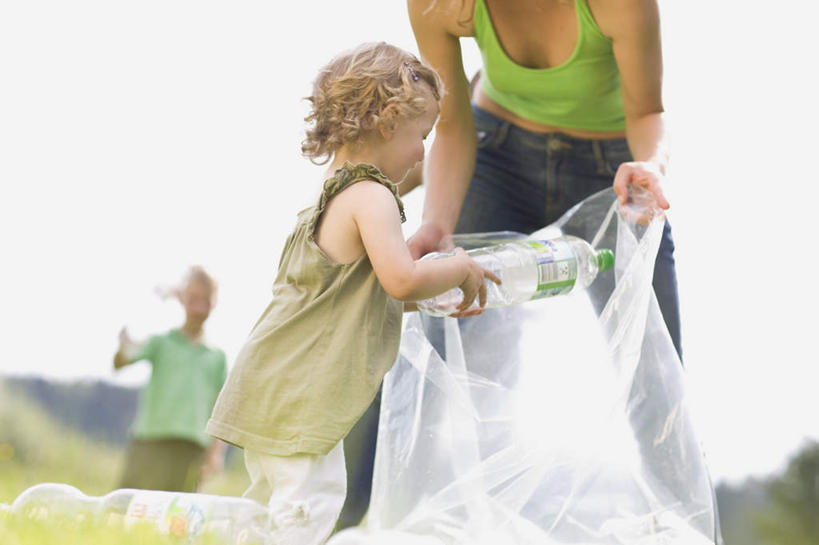西方人,婴儿,儿童,中年人,三个人,家庭,夫妻,母亲,父亲,站,横图,室外,白天,仰视,爱情,纯洁,草地,草坪,植物,袋子,欧洲,欧洲人,握,阴影,服装,环保,朦胧,模糊,透明,光线,背心,影子,塑料,浪漫,拿,拿着,塑料袋,草,小孩,衣服,绿色,白色,天空,阳光,瓶子,容器,塑料制品,天,站着,温暖,温馨,父子,母子,三口之家,一家人,塑料瓶,恩爱,父爱,可爱,母爱,握着,恋人,服饰,活泼,能源,储藏,垃圾袋,回收,和睦,资源,衣着,储存,穿着,宝宝,利用,低碳,纯真,烂漫,无邪,循环,持续,衣饰,伶俐,天真,男人,男性,女人,女性,中年男性,中年女性,白种人,孩子,夫妇,情侣,站立,半身,彩图,低角度拍摄,伴侣,融洽,贮存