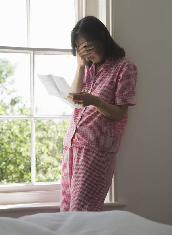 西方人,一个人,站,竖图,室内,白天,正面,失败,植物,窗户,床,卧室,欧洲,欧洲人,仅一个女性,仅一个人,握,阴影,睡衣,沮丧,传递,光线,信息,影子,邮件,墙,双人床,床单,联系,拿,拿着,被子,玻璃窗,墙壁,墙面,树,树木,粉色,绿色,阳光,自然,靠,靠着,站着,仅一个中年女性,难受,无奈,联络,握着,捂,邮递,遮,遮掩,通信,生长,成长,信件,失望,悲伤,掩盖,被单,伤心,遮挡,难过,失落,邮政,遮盖,颓废,挫败,受挫,落败,落空,错过,失足,失意,失策,失算,颓丧,衰颓,悲哀,懊丧,颓靡,气馁,丧气,掩饰,败北,挫折,失利,女人,女性,中年女性,白种人,站立,半身,彩图,睡房,卧房