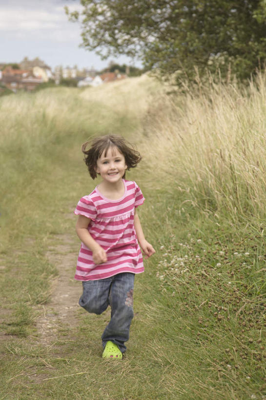 西方人,儿童,一个人,笑,微笑,露齿笑,竖图,室外,白天,正面,纯洁,草地,草坪,植物,欧洲,欧洲人,仅一个女性,仅一个人,奔驰,阴影,条纹,服装,裤子,光线,影子,云,云朵,云彩,注视,牛仔裤,休闲装,草,树,树木,小孩,衣服,粉色,蓝色,绿色,白云,蓝天,天空,阳光,自然,天,奔跑,观察,看,仅一个小孩,休闲,休闲服,可爱,童年,童趣,服饰,生长,晴朗,成长,观看,察看,关注,童真,烂漫,无邪,天真,女孩,女人,女性,白种人,孩子,晴空,彩图,全身,女生