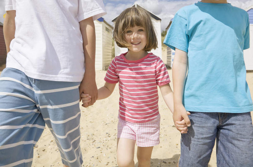 西方人,儿童,三个人,家庭,兄弟,姐妹,家,走,握手,笑,微笑,露齿笑,横图,室外,白天,正面,T恤衫,纯洁,沙滩,欧洲,欧洲人,阴影,条纹,服装,光线,沙子,影子,房屋,屋子,海岸,云,云朵,沙地,T恤,云彩,注视,休闲装,楼房,住宅,小孩,衣服,粉色,蓝色,白云,蓝天,天空,阳光,天,观察,看,休闲,温暖,温馨,一家人,休闲服,可爱,童年,童趣,服饰,晴朗,观看,和睦,察看,关注,童真,烂漫,无邪,天真,男孩,男人,男性,女孩,女人,女性,白种人,海滩,晴空,步行,搀手,拉手,散步,手搀手,手拉手,手牵手,手握手,走路,半身,彩图,房子,融洽,男生,女生