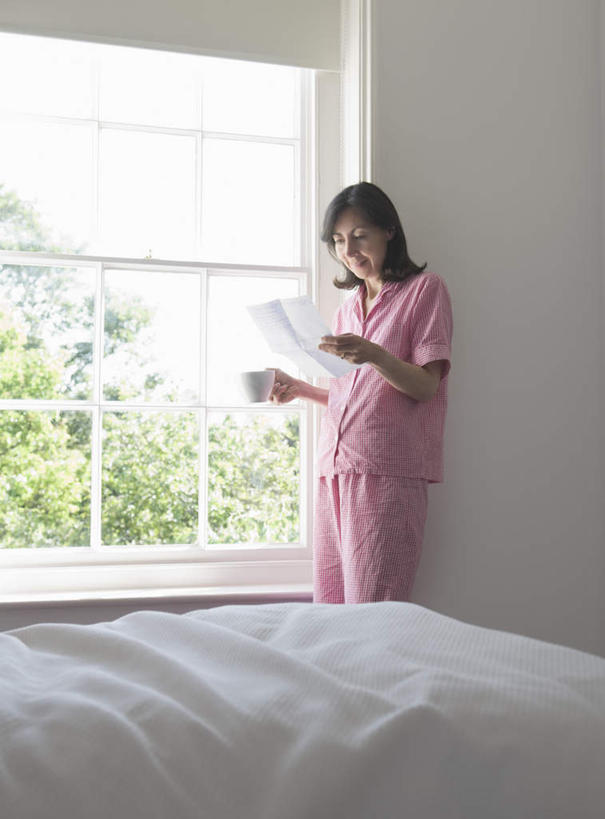 咖啡,西方人,一个人,站,笑,微笑,竖图,室内,白天,正面,幸福,植物,窗户,床,卧室,杯子,欧洲,欧洲人,仅一个女性,仅一个人,握,阴影,睡衣,传递,光线,信息,瓷器,影子,邮件,墙,双人床,床单,咖啡杯,陶瓷制品,一杯,联系,拿,拿着,注视,娱乐,被子,玻璃窗,墙壁,墙面,树,树木,饮料,粉色,绿色,阳光,自然,观察,看,靠,靠着,站着,仅一个中年女性,享受,休闲,温馨,放松,乐趣,联络,握着,邮递,通信,生长,成长,信件,观看,察看,提神,舒适,被单,关注,瓷杯,醒脑,邮政,软饮料,女人,女性,中年女性,白种人,站立,半身,彩图,睡房,卧房