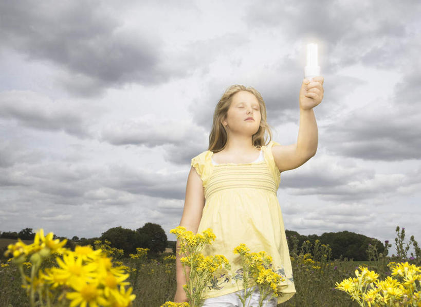 西方人,儿童,一个人,站,横图,室外,白天,仰视,裙子,纯洁,节能,花海,花圃,植物,叶子,照明,欧洲,欧洲人,仅一个女性,仅一个人,许多,握,阴影,连衣裙,环保,盛开,光线,灯泡,影子,云,云朵,拿,花蕾,云彩,拿着,注视,灯,节能灯,花,花瓣,花朵,花卉,鲜花,一个,小孩,黄色,蓝色,绿色,白云,蓝天,天空,阳光,灯具,花丛,花束,花田,天,花苞,花蕊,观察,看,站着,仅一个小孩,金色,可爱,童年,童趣,握着,能源,晴朗,单个,观看,照亮,察看,关注,童真,低碳,烂漫,无邪,照明工具,荧光灯,天真,女孩,女人,女性,白种人,孩子,长发,晴空,站立,半身,彩图,低角度拍摄,女生