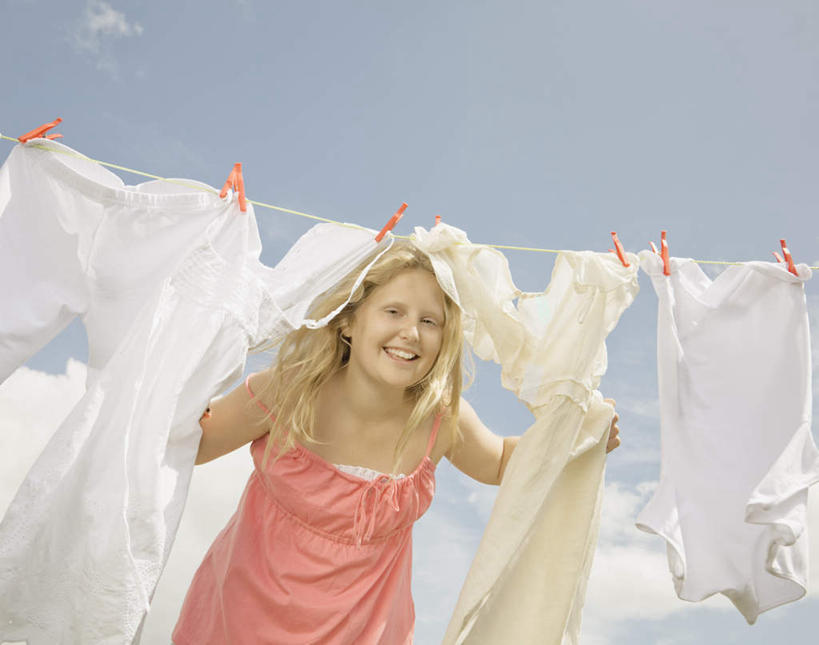 西方人,儿童,一个人,站,笑,微笑,露齿笑,横图,室外,白天,仰视,裙子,纯洁,欧洲,欧洲人,仅一个女性,仅一个人,许多,吊挂,晾晒,握,悬挂,阴影,连衣裙,服装,光线,影子,塑料,云,云朵,挂,拿,云彩,拿着,注视,小孩,衣服,黄色,蓝色,白色,白云,蓝天,天空,阳光,夹子,晾衣绳,绳子,塑料制品,天,观察,看,站着,仅一个小孩,橙色,金色,可爱,童年,童趣,握着,服饰,晴朗,观看,察看,衣着,穿着,关注,童真,衣夹,烂漫,无邪,衣饰,天真,女孩,女人,女性,白种人,孩子,长发,卷发,晴空,站立,半身,彩图,低角度拍摄,女生