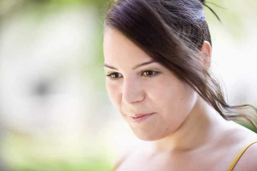 西方人,脸,头,脸颊,一个人,站,笑,微笑,横图,室外,特写,白天,正面,草地,草坪,植物,吊带,欧洲,欧洲人,仅一个年轻女性,仅一个女性,仅一个人,阴影,服装,朦胧,模糊,光线,影子,棕色,注视,吊带衫,草,树,树木,衣服,黄色,绿色,阳光,自然,观察,看,站着,服饰,生长,成长,观看,察看,衣着,穿着,关注,衣饰,年轻女性,女人,女性,白种人,头部,卷发,脸部,脸蛋,面部,站立,半身,彩图