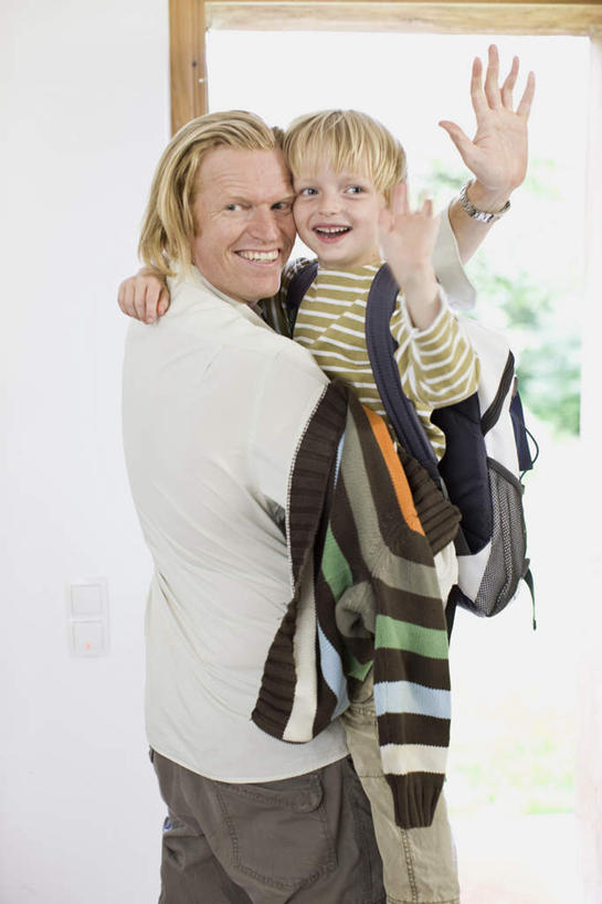 西方人,儿童,中年人,两个人,家庭,父亲,儿子,站,举,抱,笑,微笑,露齿笑,竖图,室内,白天,侧面,纯洁,植物,门,欧洲,欧洲人,条纹,服装,包,书包,墙,挥手,注视,休闲装,再见,墙壁,墙面,树,树木,小孩,衣服,绿色,自然,背包,门框,观察,看,手势,托,站着,招手,休闲,温暖,温馨,父子,一家人,休闲服,父爱,可爱,童年,童趣,服饰,生长,成长,抱着,告别,观看,和睦,察看,搂着,关注,摆动,童真,烂漫,无邪,离别,辞行,天真,男孩,男人,男性,中年男性,白种人,孩子,举起,举手,举着,搂,搂抱,向上举,向上伸,向上托,站立,半身,彩图,融洽,双肩包,男生