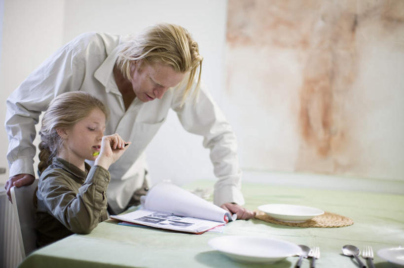 西方人,儿童,中年人,两个人,家庭,父亲,女儿,站,坐,笑,说,微笑,露齿笑,横图,室外,白天,正面,衬衫,讨论,纯洁,餐桌,桌面,桌子,餐具,书籍,椅子,欧洲,欧洲人,撑,服装,笔,碟子,盘,木椅,墙,办公用品,记事本,注视,休闲装,墙壁,墙面,文具,小孩,衣服,本子,笔记本,盘子,学习用品,碟,观察,看,站着,休闲,温暖,温馨,父女,一家人,休闲服,父爱,可爱,童年,童趣,服饰,餐台,观看,文具用品,和睦,察看,撑着,关注,童真,烂漫,无邪,交流,天真,男人,男性,女孩,中年男性,白种人,孩子,书,图书,沟通,讲话,交谈,商讨,说话,谈话,站立,坐着,半身,彩图,衬衣,融洽,女生