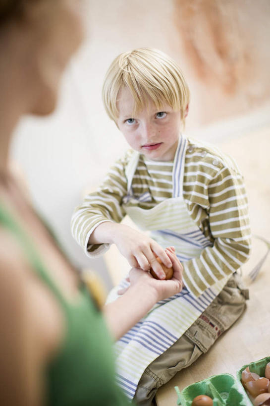 西方人,儿童,中年人,两个人,家庭,母亲,儿子,站,坐,捧,笑,微笑,竖图,俯视,室内,白天,纯洁,厨房,桌面,桌子,欧洲,欧洲人,条纹,服装,朦胧,模糊,背心,围裙,墙,蛋,鸡蛋,注视,休闲装,墙壁,墙面,小孩,衣服,绿色,观察,看,站着,休闲,温暖,温馨,母子,一家人,休闲服,可爱,母爱,童年,童趣,服饰,观看,和睦,察看,衣着,穿着,关注,童真,烂漫,无邪,卵,衣饰,天真,男孩,女人,女性,中年女性,白种人,孩子,端,端着,捧着,手捧,站立,坐着,半身,彩图,高角度拍摄,灶间,厨房料理台,融洽,男生,料理台