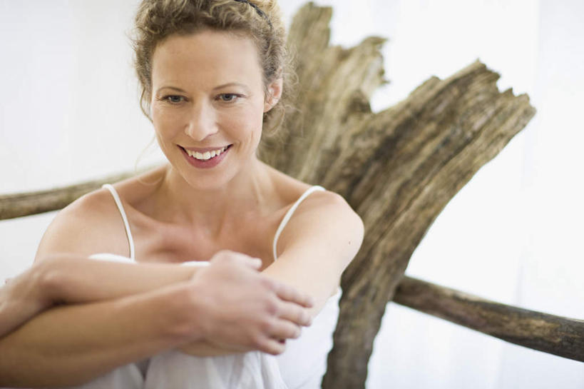 西方人,一个人,坐,笑,微笑,露齿笑,横图,室外,白天,正面,植物,床,吊带,欧洲,欧洲人,仅一个女性,仅一个人,服装,枝条,床单,注视,吊带衫,被子,树,树木,树枝,衣服,白色,观察,看,仅一个中年女性,服饰,抱膝,观看,察看,被单,衣着,穿着,关注,按摩床,衣饰,虬枝,枝杈,女人,女性,中年女性,白种人,屈膝,坐着,半身,彩图,搓背床,理疗床,美容床,指压床