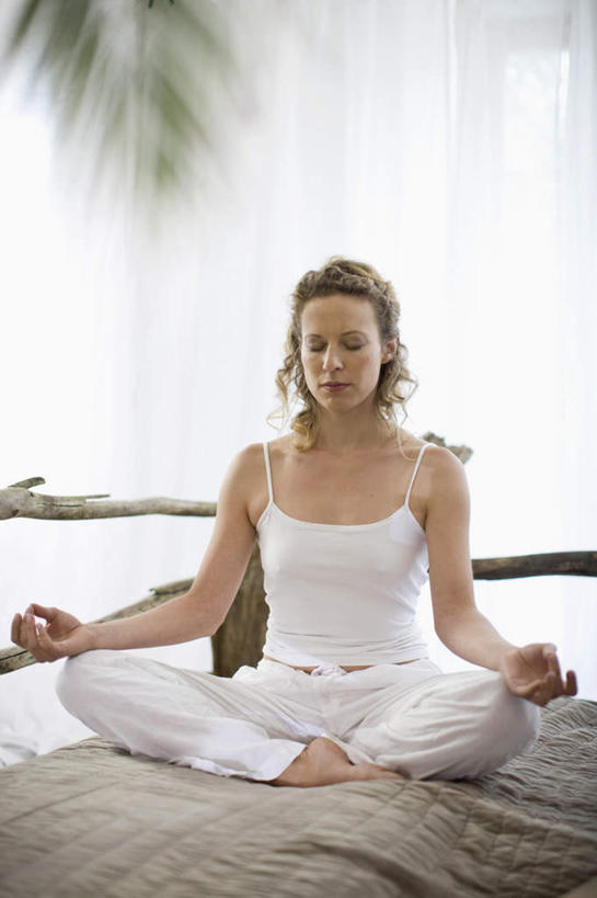 西方人,一个人,坐,闭眼,盘腿,竖图,室外,白天,正面,锻炼,瑜伽,运动,植物,床,吊带,欧洲,欧洲人,仅一个女性,仅一个人,服装,朦胧,模糊,枝条,床单,吊带衫,被子,树,树木,树枝,衣服,白色,仅一个中年女性,养生,服饰,被单,衣着,穿着,按摩床,莲花式,衣饰,虬枝,枝杈,体育,女人,女性,中年女性,白种人,闭眼睛,闭着眼,闭着眼睛,盘腿而坐,盘膝,盘着腿的,盘着腿坐,双腿交叉,坐着,彩图,全身,健身,搓背床,理疗床,美容床,指压床