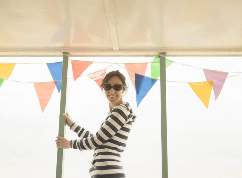 西方人,一个人,站,笑,微笑,露齿笑,横图,室外,白天,仰视,窗户,旗帜,欧洲,欧洲人,仅一个女性,仅一个人,许多,吊挂,悬挂,条纹,服装,墨镜,眼镜,墙,挂,注视,休闲装,旗子,玻璃窗,墙壁,墙面,衣服,粉色,黄色,蓝色,白色,太阳镜,太阳眼镜,扶,观察,看,站着,仅一个中年女性,休闲,休闲服,橙色,遮阳镜,服饰,观看,察看,扶着,关注,旌旗,旗号,女人,女性,中年女性,白种人,站立,半身,彩图,低角度拍摄