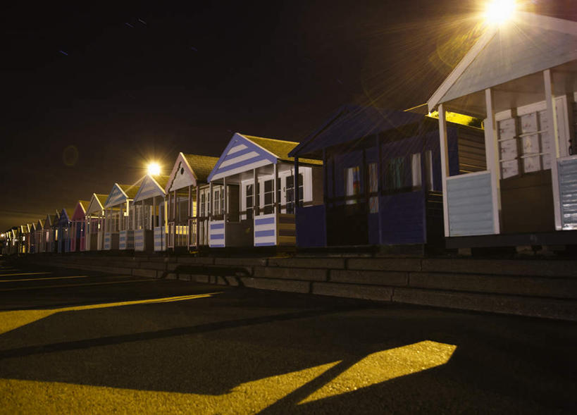 无人,家,横图,室外,夜晚,正面,美景,沙滩,门,路灯,照明,一排,许多,整齐,沙子,房屋,屋子,海岸,景观,灯光,沙地,楼房,住宅,灯,排列,天空,自然,门框,天,景色,照亮,照明设备,队列,自然风光,海滩,彩图,房子