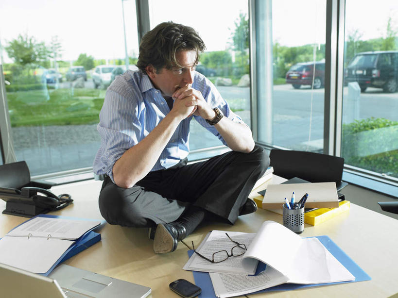 西方人,一个人,商务人士,商务男性,办公室,坐,盘腿,横图,室内,白天,正面,衬衫,失败,电脑,笔记本电脑,植物,窗户,桌面,桌子,椅子,笔筒,欧洲,欧洲人,仅一个男性,仅一个人,仅一个中年男性,撑,阴影,套装,沮丧,光线,网络,材料,档案,文件,影子,办公桌,托腮,注视,通讯设备,玻璃窗,树,树木,绿色,阳光,自然,会议椅,容器,资料,观察,看,托,难受,思考,器皿,无奈,生长,成长,观看,储藏,失望,悲伤,办公椅,察看,无线,伤心,难过,储存,关注,托下巴,失落,文档,通信设备,商务装,无线网络,无线上网,便携式电脑,工薪阶层,颓废,挫败,受挫,落败,落空,错过,失足,失意,失策,失算,颓丧,衰颓,悲哀,懊丧,颓靡,气馁,丧气,商务椅,培训椅,思虑,插笔器具,文房用具,败北,挫折,失利,手提电脑,男人,男性,中年男性,白种人,白领,上班族,盘腿而坐,盘膝,盘着腿的,盘着腿坐,双腿交叉,坐着,彩图,全身,衬衣,贮存