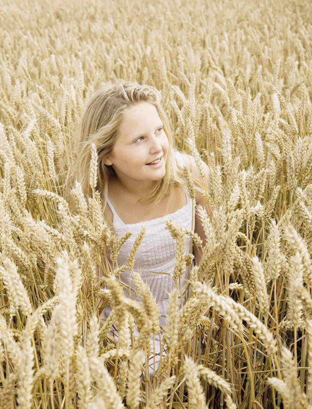 西方人,儿童,一个人,农田,站,笑,微笑,露齿笑,竖图,俯视,室外,白天,裙子,纯洁,庄稼,农作物,欧洲,欧洲人,仅一个女性,仅一个人,阴影,连衣裙,光线,影子,麦田,注视,小孩,白色,阳光,看,站着,仅一个小孩,金色,可爱,童年,童趣,吊带裙,关注,童真,烂漫,无邪,天真,女孩,女人,女性,白种人,孩子,长发,抬头,仰头,站立,半身,彩图,高角度拍摄,耕地,庄稼田,女生